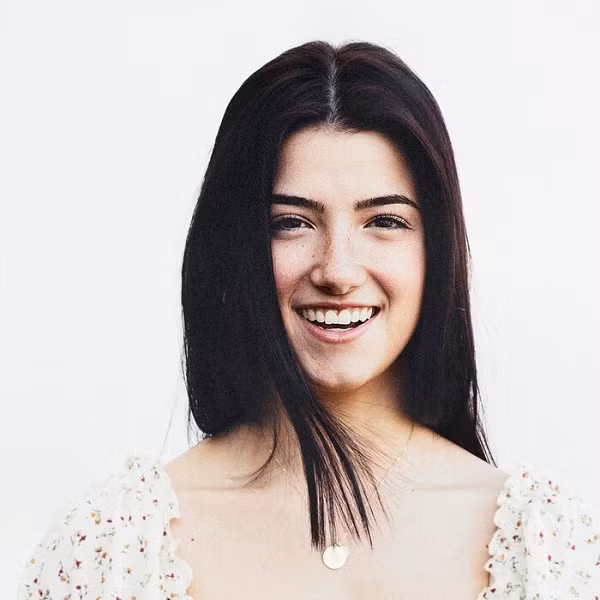 Với cột mốc này, số người theo dõi của Charli D’Amelio cao gấp đôi Will Smith, gấp ba The Rock "Dwayne Johnson", gấp bốn Selena Gomez và gấp năm lần Kylie Jenner và Ariana Grande.