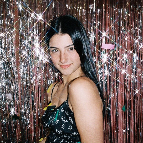 Tham gia TikTok từ tháng 7/2019, D’Amelio nhanh chóng nhận được sự chú ý nhờ những video nhảy múa và hát nhép (lipsync) trên nền các ca khúc nổi tiếng tại Mỹ.