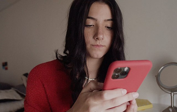 Trước khi nổi tiếng trên TikTok, D'Amelio là một vũ công. Cô đã tập luyện bộ môn khiêu vũ thể thao từ năm 3 tuổi. Tuy các video trên TikTok khác với những màn biểu diễn ở sân khấu chuyên nghiệp, đây được xem là yếu tố giúp cô trở nên khác biệt.