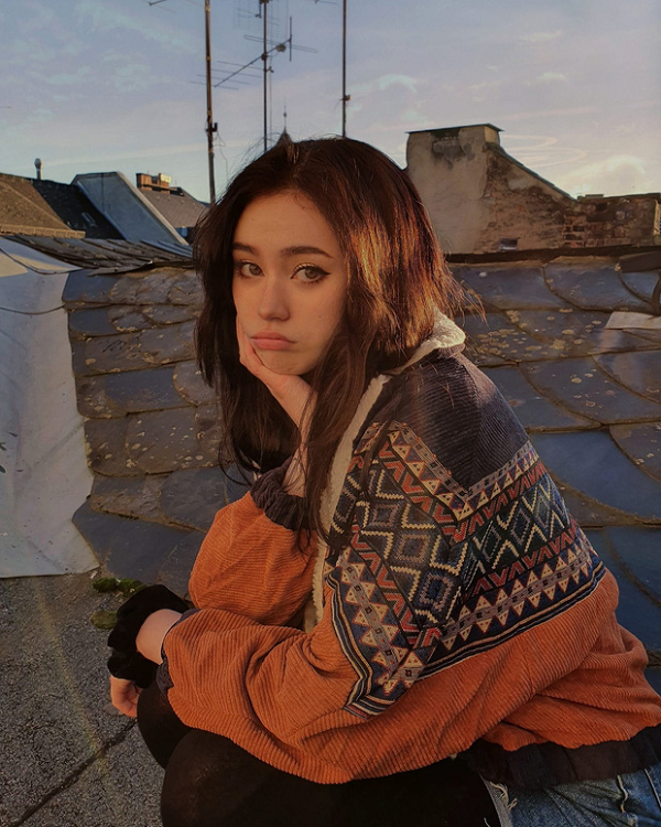 Cô sở hữu lượng fan khổng lồ và thường stream về cuộc sống, chơi LMHT, game kinh dị và một số tựa game nhập vai.