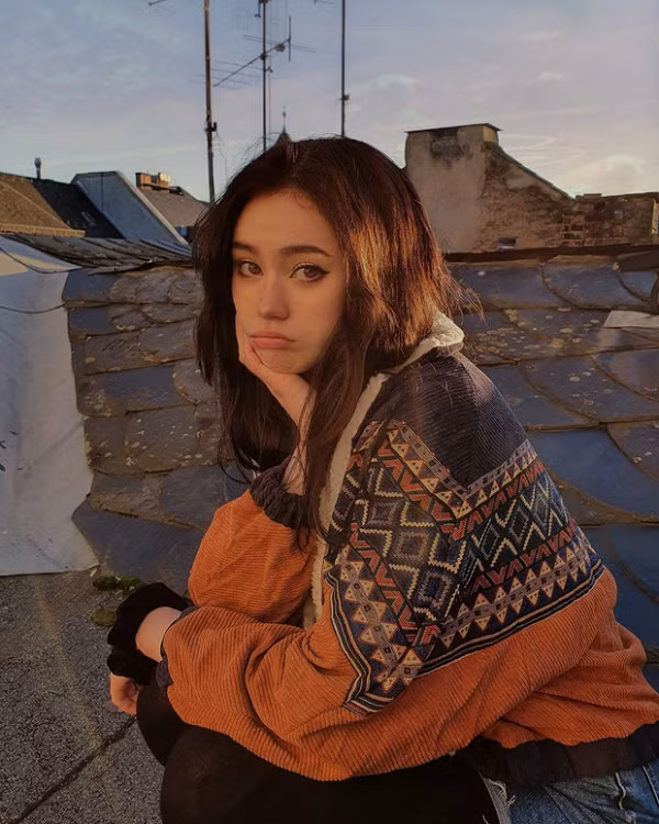 Cô sở hữu lượng fan khổng lồ và thường stream về cuộc sống, chơi LMHT, game kinh dị và một số tựa game nhập vai.