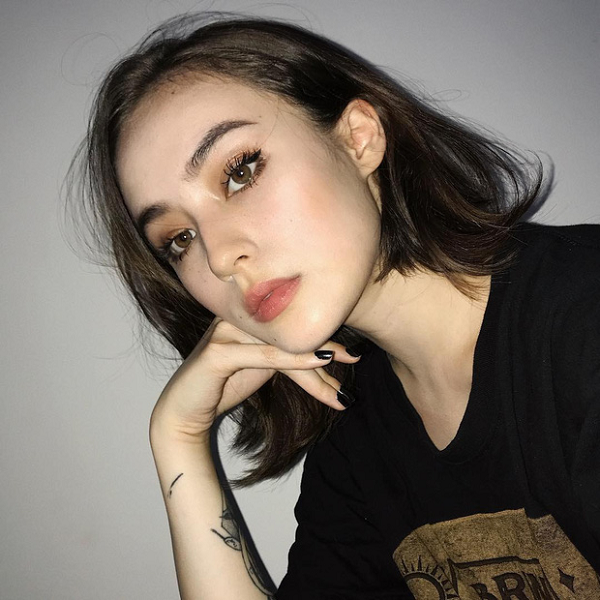 Là con lai Đức – Việt nên JadeyAnh vừa có sự quyến rũ gợi cảm của phương Tây vừa sở hữu nét đẹp đậm sự dịu dàng, duyên dáng của người châu Á.