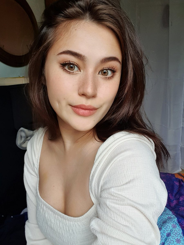 Nhan sắc khiến các fan hâm mộ mê mệt và xuất hiện những thành phần quá khích.