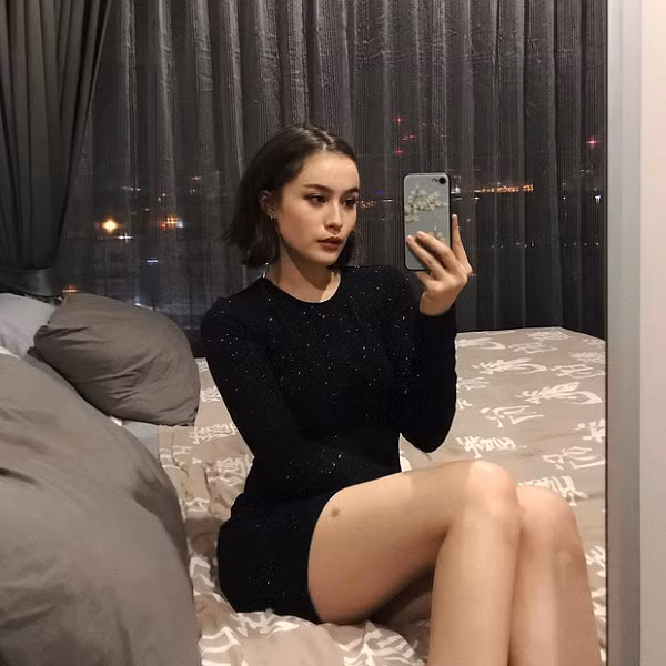 Một điểm đặc biệt nữa của JadeyAnh chính là cơ thể nóng bỏng của cô nàng, nhất là khi cô diện những trang phục khoe khéo sự quyến rũ cùng những đường cong chết người.