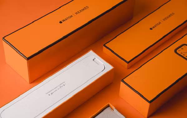 Các tông màu tươi sáng của đỏ ớt, cam, hổ phách, xanh tre, xanh navy và vàng thu mẫu đơn đã đem lại cho siêu phẩm này một diện mạo mới và dễ nhận biết ngay từ cái nhìn đầu tiên.