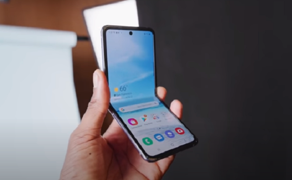 Theo leaker khá nổi tiếng trong thời gian gần đây là Jon Prosser tiết lộ, iPhone màn hình gập của Apple sẽ chỉ có thể gập giống như Surface Duo của Microsoft.