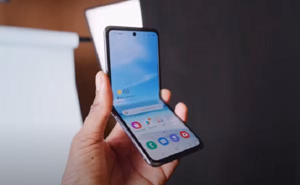 Theo leaker khá nổi tiếng trong thời gian gần đây là Jon Prosser tiết lộ, iPhone màn hình gập của Apple sẽ chỉ có thể gập giống như Surface Duo của Microsoft.