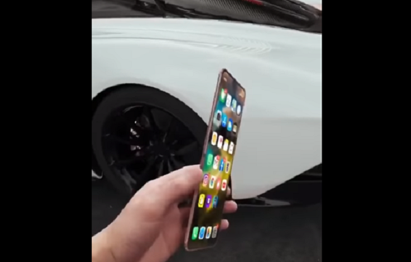 Concept iPhone 12 Flip này có kiểu dáng gập vỏ sò tương tự như Galaxy Z Flip.