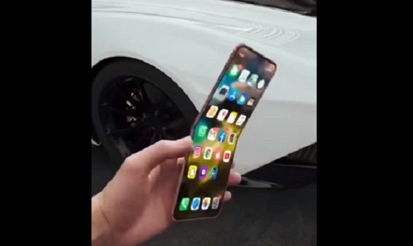 Khi được gập lại, mặt sau sẽ phủ kín màn hình với 1 notch tai thỏ chứa camera selfie và hệ thống camera TrueDepth.