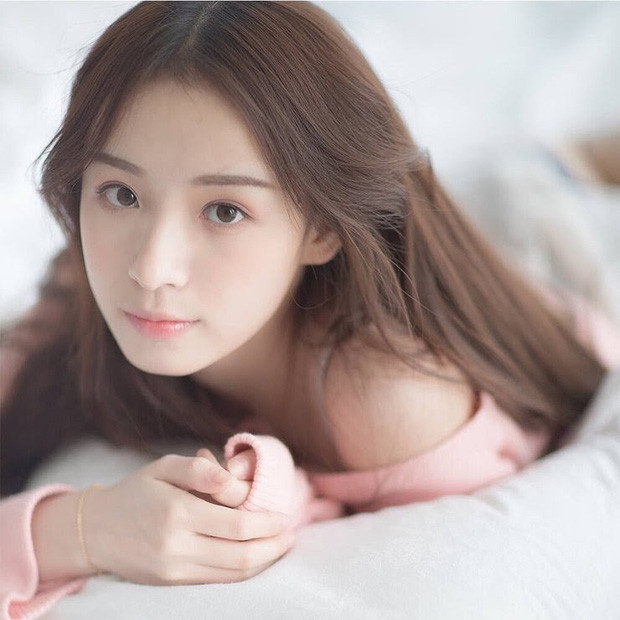 Với giọng hát ngọt ngào và những video ấn tượng, các video cover của cô thu hút hàng triệu lượt xem và bình luận tích cực từ cư dân mạng.