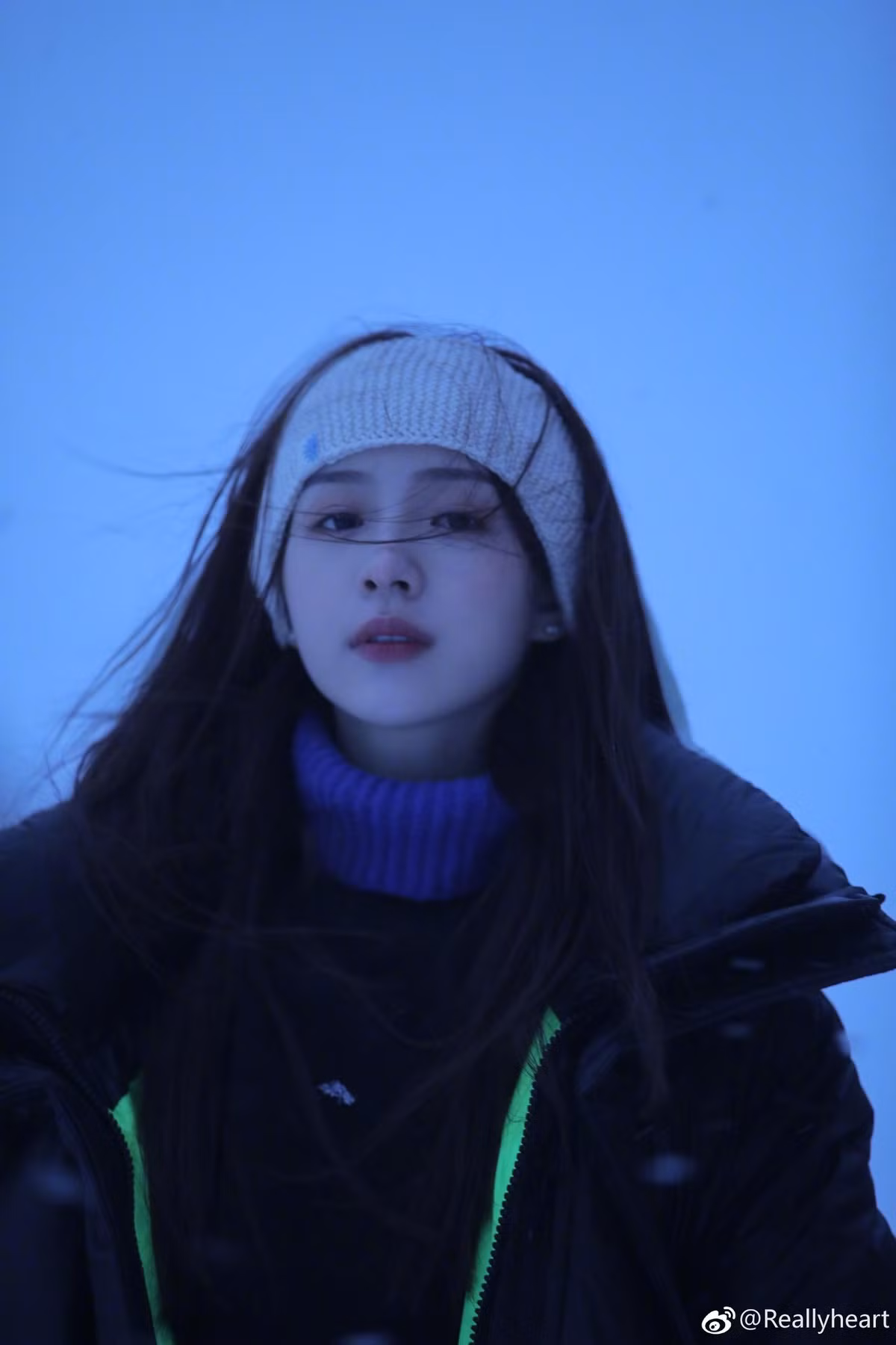 Chloe Zhou (1995) là nữ treamer DouyuTV (kênh chuyên cung cấp âm nhạc và game hàng đầu) kiêm hot girl nổi tiếng sống tại tỉnh Quảng Đông, Trung Quốc.