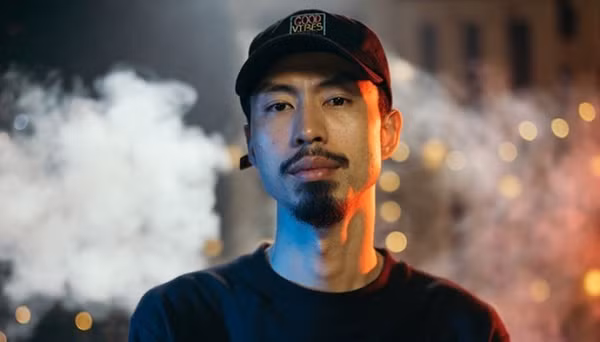 Đen Vâu cũng khiến các fan bất ngờ thích thú khi tiết lộ đã một thời cắm cọc ở quán net để cày game và là một fan cứng của LMHT.