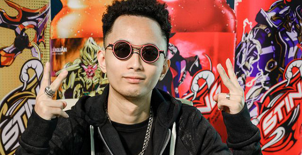 Không chỉ giỏi trong việc làm nhạc, Rhymastic từ lâu cũng đã được biết đến là một người vô cùng đam mê game. Từ những năm 2013-2014, khi tựa game LMHT mới về Việt Nam được 1-2 năm, Rhymastic đã cùng những người bạn của mình "chinh chiến" tựa game này.