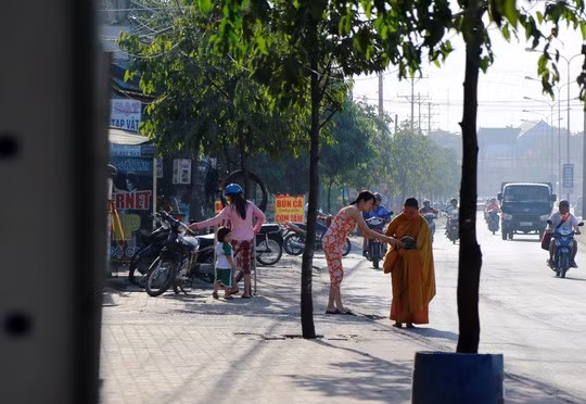 Thản nhiên xin tiền ở giữa đường.