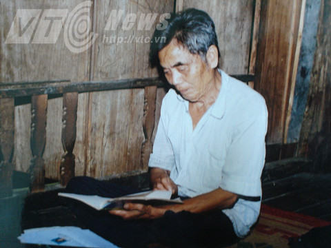 Thầy mo Hoàng Văn Nhẻo đang đọc chú trong một bài bùa