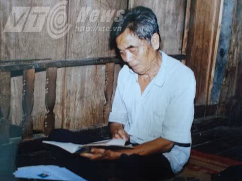 Thầy mo Hoàng Văn Nhẻo đang đọc chú trong một bài bùa