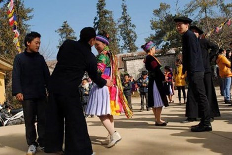 Các thanh niên nam gia trò bắt vợ.