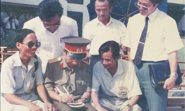 Thiếu tướng Vũ Ngọc Nhạ ( bên phải) và Huỳnh Văn Trọng lúc bị giam ở Côn Đảo.