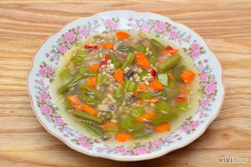 Súp lúa mạch với đậu và húng quế giảm nguy cơ của nhiều loại ung thư, bao gồm ung thư vú, tuyến tiền liệt và ung thư ruột kết nhờ các chất chống ôxy hóa mạnh có trong những thực phẩm này.