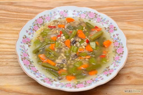 Súp lúa mạch với đậu và húng quế giảm nguy cơ của nhiều loại ung thư, bao gồm ung thư vú, tuyến tiền liệt và ung thư ruột kết nhờ các chất chống ôxy hóa mạnh có trong những thực phẩm này.