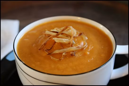 Súp khoai lang với cà ri rất giàu dinh dưỡng và cũng là một thành phần tuyệt tạo nên món ăn chống ung thư.