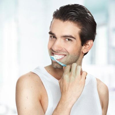 Đánh răng ngay sau ăn uống là việc nên làm tuy nhiên đánh răng sau khi uống rượu có thể thành thói quen ảnh hướng sức khỏe . Theo nha sĩ Gigi Meinecke thuộc Viện Hàn lâm Nha khoa Tổng quát: "Đánh răng sau khi vừa uống rượu vang đỏ là điều tuyệt đối không nên vì nó có thể làm hỏng men răng của bạn và làm mòn răng".