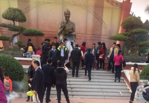 Tượng thờ Trạng Trình trong Khu di tích