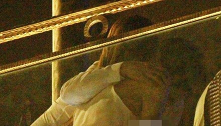 Hồ Ngọc Hà khóa môi bạn trai đại gia.