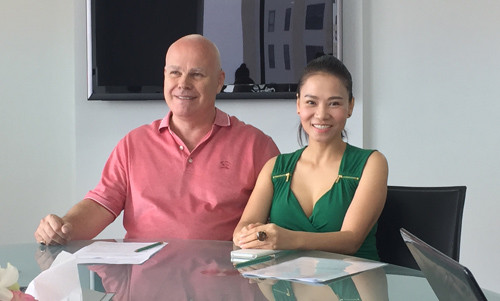 Ca sĩ Thu Minh cùng chồng tại buổi họp báo.