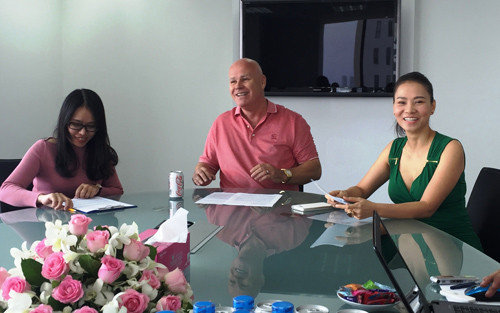 Vợ chồng ca sĩ Thu Minh (bìa phải) tại buổi gặp gỡ báo chí sáng 7/4.