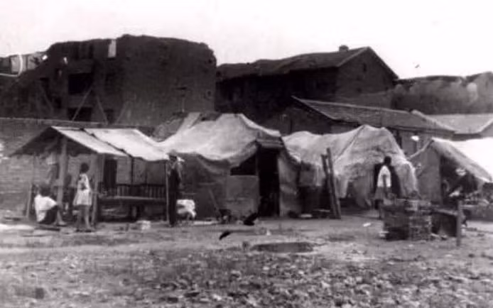 Theo giới chuyên gia, sức tàn phá của trận động đất xảy ra ở Đường Sơn tương đương với 400 quả bom nguyên tử được ném xuống thành phố Hiroshima của Nhật Bản trong cuối Thế chiến 2.