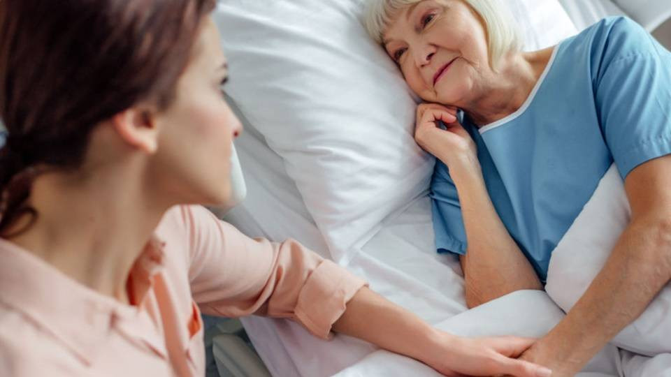 “Hồi quang phản chiếu” là hiện tượng người ốm nặng đột nhiên khỏe mạnh, sáng suốt trong khoảng vài tiếng hoặc vài ngày. Gia đình cứ nghĩ tình trạng sức khỏe của người thân đã có khởi sắc. Tuy nhiên, không lâu sau đó, người bệnh qua đời khiến người thân bàng hoàng, đau xót.