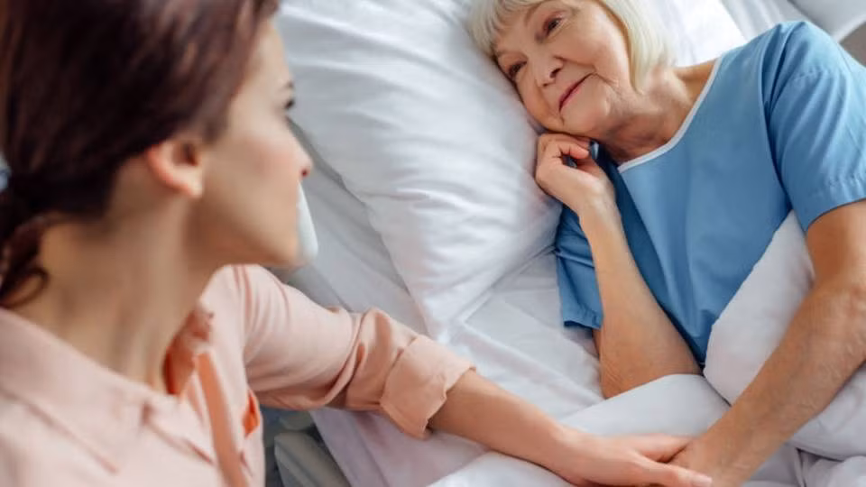 “Hồi quang phản chiếu” là hiện tượng người ốm nặng đột nhiên khỏe mạnh, sáng suốt trong khoảng vài tiếng hoặc vài ngày. Gia đình cứ nghĩ tình trạng sức khỏe của người thân đã có khởi sắc. Tuy nhiên, không lâu sau đó, người bệnh qua đời khiến người thân bàng hoàng, đau xót.