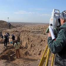 Tello là tên tiếng Arab hiện đại của thành phố Girsu cổ đại. Thành phố này của người Sumer. Girsu là một trong những thành phố được thành lập sớm nhất trên thế giới. Người Sumer đã phát minh ra chữ viết, xây dựng những thành phố đầu tiên và tạo ra những bộ luật đầu tiên.