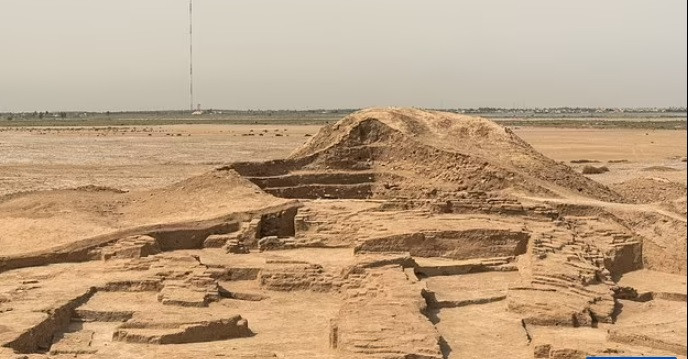 Những bức tường gạch bùn đầu tiên của cung điện đã được xác định vào mùa thu năm 2022 và hơn 200 bảng khắc chữ hình nêm, hồ sơ hành chính của thành phố Girsu. Sau đó, chúng được đưa đến Bảo tàng Iraq ở Baghdad để lưu giữ, bảo quản và phục vụ hoạt động nghiên cứu.