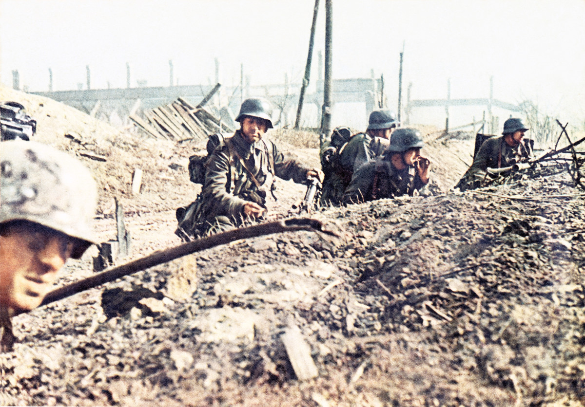 Trận Stalingrad diễn ra từ ngày 23/8/1942 - 2/2/1943 là một trong những trận đánh đẫm máu, thương vong lớn nhất trong Thế chiến 2. Thành phố Stalingrad trở thành chiến trường ác liệt giữa phát xít Đức với Liên Xô.