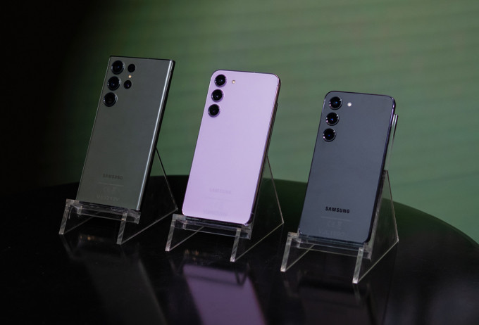 Tiếp đến, Galaxy S23 Ultra là smartphone đầu tiên sử dụng mặt kính Corning Gorilla Glass Victus 2 của Corning giúp bảo vệ mặt trước và mặt sau tốt hơn khỏi trầy xước.