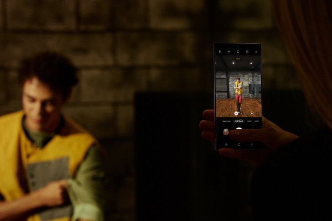 Galaxy S23 Ultra được Samsung trang bị bộ xử lý Snapdragon 8 Gen 2. Kiến trúc NPU hiệu quả cao cân bằng giữa hiệu suất và sức mạnh trong khi sử dụng thuật toán AI, giúp người dùng chụp ảnh, quay video chất lượng trong điều kiện ánh sáng yếu.