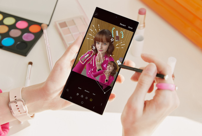 Galaxy S23 Ultra có viên pin dung lượng 5.000 mAh giống như Galaxy S22 Ultra. Tuy nhiên, Galaxy S23 Ultra hoạt động hiệu quả hơn thông qua chip Snapdragon 8 Gen 2.