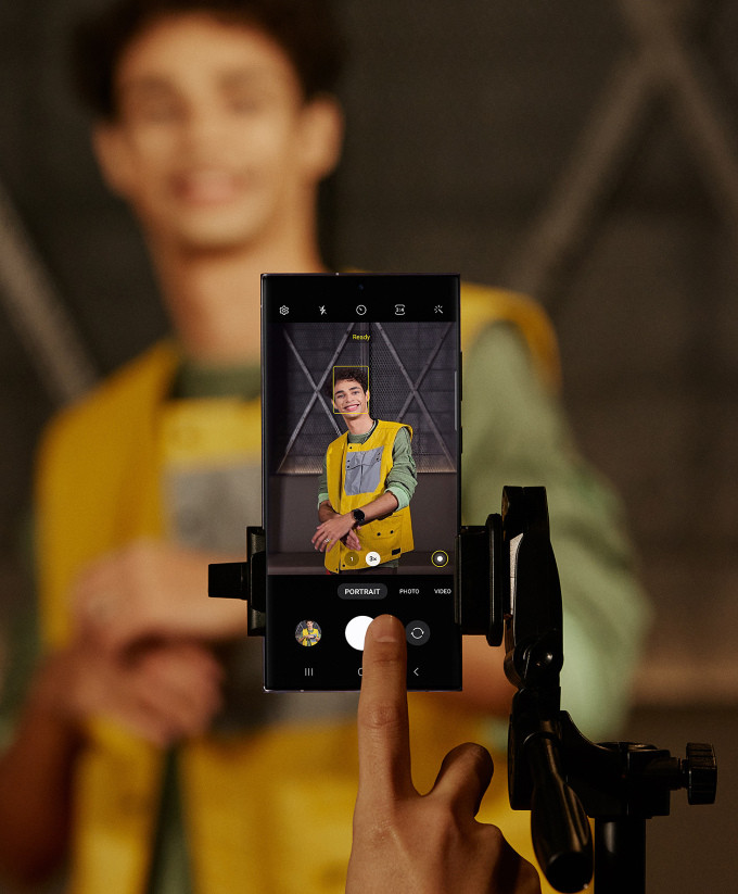 Galaxy S23 Series khiến nhiều người bất ngờ khi được làm từ vật liệu tái chế đa dạng gồm: nhôm, thủy tinh tái chế tiền tiêu thụ, nhựa tổng hợp từ lưới đánh cá, thùng nước, chai nhựa polyetylen terephthalate (PET) đã qua sử dụng.