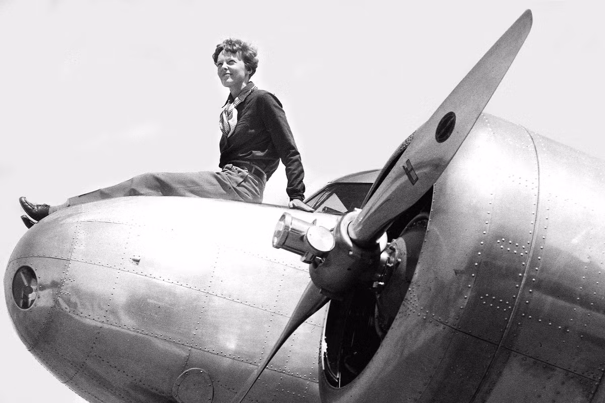 Máy bay của Amelia Earhart mất liên lạc với Lực lượng Bảo vệ Bờ biển Mỹ (ITASCA) khi cách điểm đến khoảng 160 km khiến một số chuyên gia suy đoán có thể chuyến bay đã lao xuống biển vì cạn kiệt nhiên liệu. Vụ tai nạn này khiến hai người trên chuyến bay chết đuối.