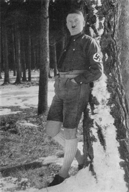 Chỉ sau khi Hitler qua đời, số ảnh chụp diện mạo nhà độc tài trong dáng vẻ ngốc nghếch mới được công bố.