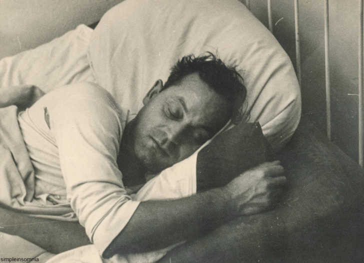 Căn bệnh bí ẩn này khiến khoảng 1/3 số người mắc bệnh tử vong. Những người hồi phục sau khi mắc căn bệnh trên cho hay trong thời gian không thể cử động hay nói chuyện, họ vẫn nhận thức được đầy đủ về mọi thứ diễn ra xung quanh. Dù các chuyên gia tiến hành nghiên cứu nhiều năm nhưng vẫn chưa thể tìm ra nguyên nhân gây ra căn bệnh đó.