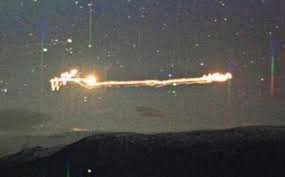 Theo các nhân chứng, những quả cầu ánh sáng "ma trơi" bí ẩn đột ngột xuất hiện trên bầu trời và di chuyển trong khoảng 2 tiếng trước khi biến mất. Nhiều người dân hoang mang, lo lắng không biết ánh sáng đó là gì, đến từ đâu và có gây nguy hiểm cho con người hay không.