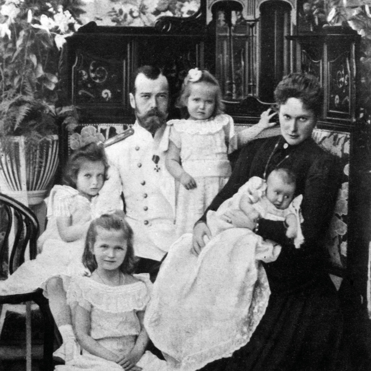 Đến ngày 13/7/1918, Sa hoàng Nicholas II cùng vợ và 5 con Hoàng hậu Alexandra và các con bị xử bắn trong hầm tại nhà Ipatiev ở thành phố Yekaterinburg.