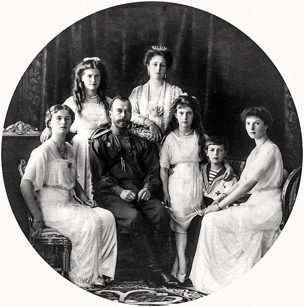 Trong số này, lời đồn về số phận công chúa Anastasia sau vụ thảm sát năm 1918 được nhiều người biết đến. Điều này xuất phát từ việc có nhiều phụ nữ giả mạo là công chúa Anastasia - con gái út của Sa hoàng Nicholas II. Một bộ phận công chúng hoài nghi có thể đây là thành viên duy nhất trong gia đình may mắn thoát chết sau sự kiện xảy ra ngày 13/7/1918.