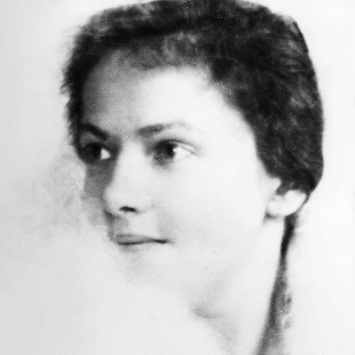 Tiếp đến, các nhà khoa học so sánh ADN của Anderson với Karl Maucher, cháu của Franziska Schanzkowska. Kết quả trùng khớp, cho thấy Anderson chính là công nhân nhà máy Ba Lan - người có tiền sử tâm thần bất ổn và từng bị thương trong một vụ nổ tại nhà máy nên cơ thể có nhiều sẹo trên người.