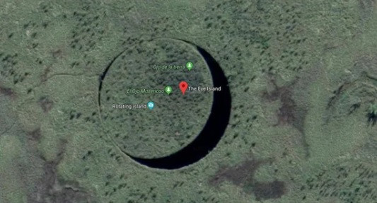 Một hòn đảo nổi bí ẩn được phát hiện nằm cách không xa Buenos Aires, Argentina nhờ Google Maps. Nó được gọi là Eye - một vùng đất tròn có đường kính khoảng 120m được bao quanh bởi một con kênh nhỏ. Cả 2 vòng tròn đều khá hoàn hảo. Không những vậy, vòng tròn bên trong có thể di chuyển và quay quanh trục của nó.