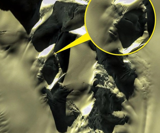 Người dùng Google Maps đã chụp được hình ảnh một gương mặt xuất hiện tại một ngọn núi ở Nam Cực. Một quan điểm cho rằng đó là bằng chứng về sự tồn tại của sinh vật ngoài Trái đất. Thế nhưng, một số người cho rằng, đó là hiệu ứng pareidolia khiến não bộ con người nhìn các vật thể theo một hình dáng quen thuộc.