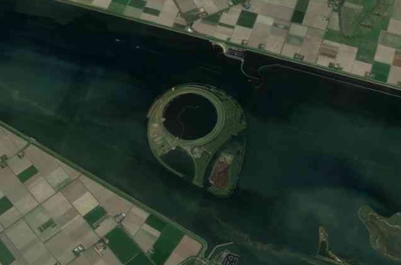 Người dùng Google Maps chụp được ảnh một "hòn đảo" bí ẩn nằm trong lòng Ketelmeer, Hà Lan. Theo các chuyên gia, đó là hình ảnh hồ chứa IJsseloog.